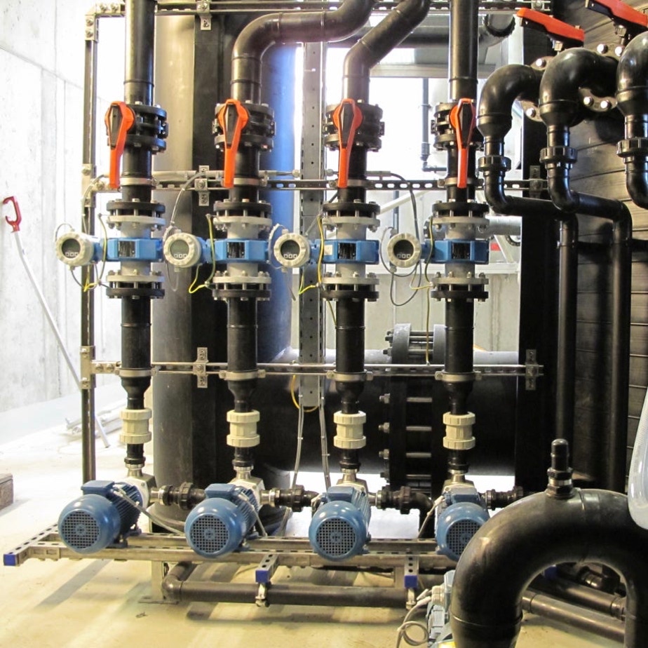 Bild der Pumpen und der Verrohrung der ersten drei Tangential-Separatoren, die in der galvanischen Industrie im Einsatz sind.